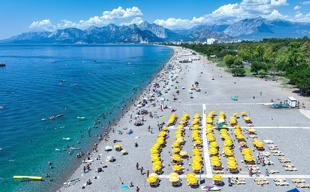 Demostrators take to Bodrum beach amid surge in private beach fees