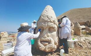 Nemrut’s ancient statues undergo nanolime treatment for preservation
