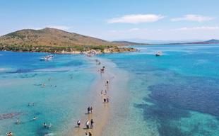 Summer tides reveal hidden path connecting Cunda, Maden islands