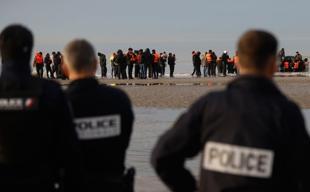 6 arrested in UK protest against migrant boat