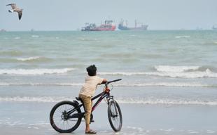 Oil keeps flowing, but cost of Gulf workarounds mount