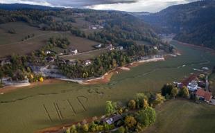 Cry for help as French-Swiss lake dries up