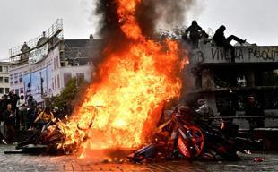 Chaotic scenes as police, youths face off at Brussels protest
