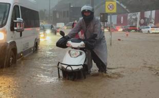 Heavy rain shuts down Istanbul as flash floods kill 3