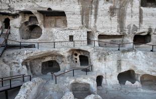 Hasankeyf prepares to open ancient human-carved caves to visitors