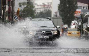 Heavy rains batter Istanbul as waterlogged streets disturb daily life