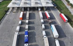 Truck crossings suspended as Greek farmers block key border routes