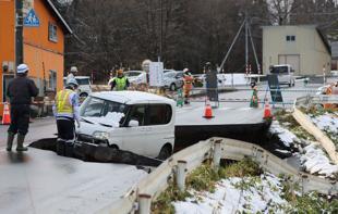 Major Japan quake injures 30, damages roads