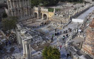 Rare Roman marble bathtub, statue unearthed at Ephesus