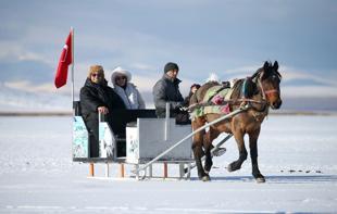 Frozen lake draws visitors as sleigh season opens in eastern Türkiye