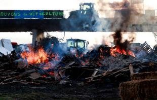 Macron meets French farmers in bid to defuse anger over trade deal