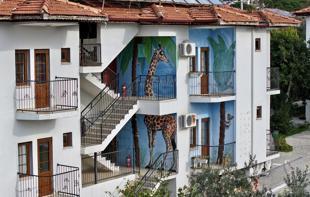 Graffiti artist adds color to resort town