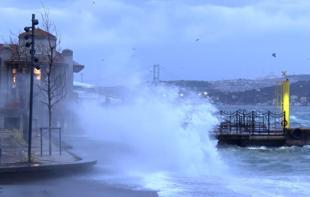 Storm batters Istanbul, disrupts transport across western Türkiye