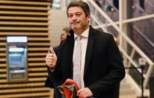 Portugal far-right hopeful enters vote as favorite