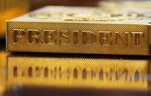 Gold surges to new record amid US-EU tensions