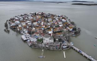 Rising waters of Uluabat Lake reach homes in Türkiye’s ‘Little Venice’