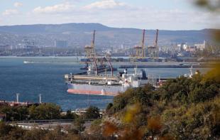 Moscow piles pressure on Washington over oil sanctions