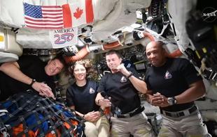 After milestone-rich lunar flyby, astronauts start trip home