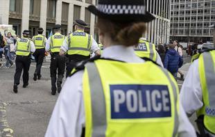 UK govt vows to cut knife crime within 10 years