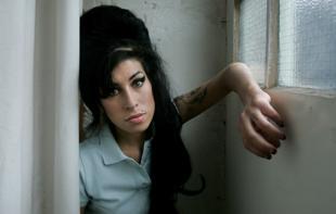 Amy Winehouses father loses suit against friends