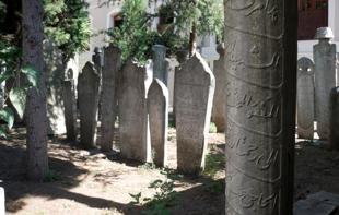 Academics map Istanbul gravestones to preserve heritage