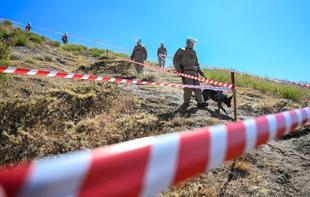 Turkish troops conduct mine clearance near Iraq border