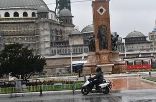 On two wheels: Istanbul’s couriers brave chaos
