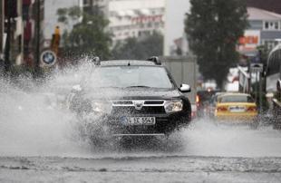 Heavy rains batter Istanbul as waterlogged streets disturb daily life