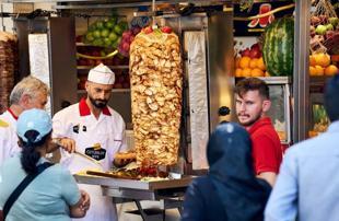 Döner, lahmacun, simit lead food orders in Türkiye in 2025