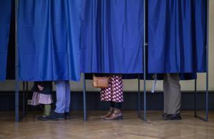 Left leads in Paris, far right eyes gains in France local polls