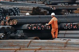 Trump orders new pharma tariff, reshapes metal duties