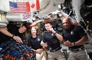 After milestone-rich lunar flyby, astronauts start trip home