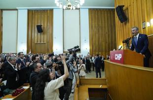 CHP narrowly avoids crisis in parliament