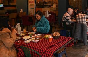 Restaurants, cafes introduce detailed menus