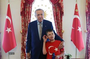 Erdoğan meets boy behind ‘Cake Not Hate’ campaign