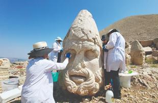 Nemrut’s ancient statues undergo nanolime treatment for preservation