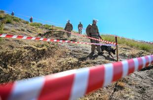 Turkish troops conduct mine clearance near Iraq border