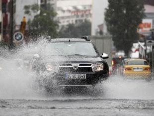 Heavy rains batter Istanbul as waterlogged streets disturb daily life