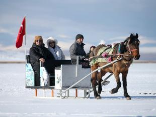 Frozen lake draws visitors as sleigh season opens in eastern Türkiye