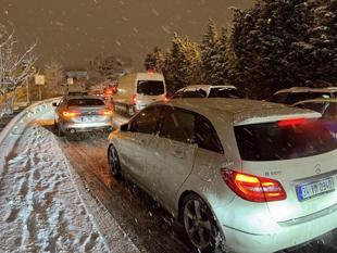 Severe snowstorm paralyzes life in Istanbul amid winter’s sudden grip