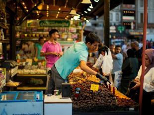 Economists forecast 0.96 percent rise in December inflation