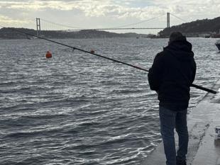 Warm winds draw anglers to Istanbul’s Bosphorus shores