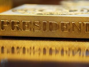 Gold surges to new record amid US-EU tensions