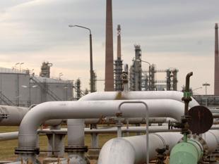 Hungary to block EU loan to Ukraine over Russian oil