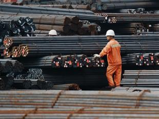 Trump orders new pharma tariff, reshapes metal duties