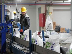 Government cuts fertilizer import tariffs amid price surge