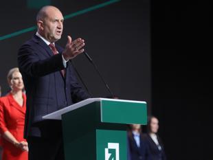 Bulgarias pro-Russian former president seen as strong front-runner in election