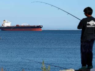 Oil extends gains, stocks sink as peace talk hopes fade