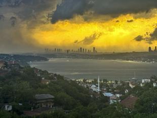 Severe storm hits Istanbul, triggers swimming bans