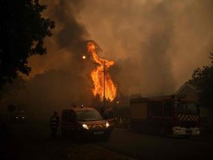 Thousands flee wildfires in southern Europe